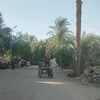 جانب من الاطفال اثناء ذهابهم لملئ المياه 