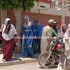 انهيار طالبة ثانوية عامة في أحضان والدتها عقب خروجها من امتحان الكيمياء 