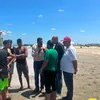 لتأمين المصطافين.. رئيس حي غرب بورسعيد يتابع ميدانياً جهود الإنقاذ ويُقرر نظام "دوريتين" لموظفي الحي على الشاطئ