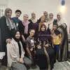مريم تتوسط أسرتها 