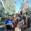 بعض سكان المنطقة 