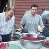 توزيع الشربات على الأهالي