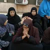 الأهالي ينتظرون علي الأرض