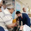 الدكتور محمد جبريل يستمع لشكاوي المنتفعين بالمجمع الطبي 