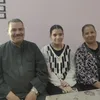 مريم بجانب والديها