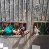 تلاميذ المدرسة يستغيثون 
