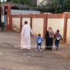 أمهات يصطحبن صغارهن أول يوم دراسة بكفر الشيخ 