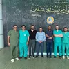الفريق الطبي المجري العملية 