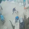 شاب يتعدى على والده