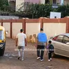 شاب يطحب شقيقه الأصغر إلى المدرسة بأول يوم دراسي 