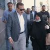 محافظ بورسعيد يقطع جولته ويترجل مع مواطنة لحل مشكلتها فوراً بحي المناخ