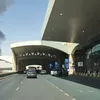 تصاعد دخان من طائرة متوقفة بمطار الرياض 