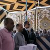 لحظة تقديم الكفن