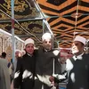 حضر الصلح بعكازه