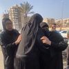 والدة الطالب آدم لحظة وصول جثمانه للمسجد