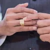 ارتداء الرجال للذهب