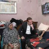 محافظ بورسعيد يزور أسرة المسنة وحفيدها المصاب بشلل دماغي