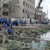 الأطفال يمرون من اعلي ماسورة بالبحيرة
