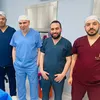 الفريق الطبي المجري العملية 
