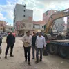 جانب من إزالة المبنى 