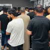 مواطنون ليبيون يتابعون حالة ضحايا الانفجار  