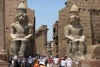 السياحة في مصر بمعبد الأقصر - صورة أرشيفية 