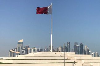 علم قطر في الدوحة