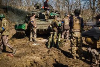 جنود أوكرانيون مع دبابة روسية 