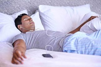 استخدام سماعات الرأس أثناء النوم