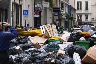  باريس تستخدم الحفارات لإزالة القمامة