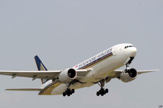 طائرة تحلق وبابها مفتوح