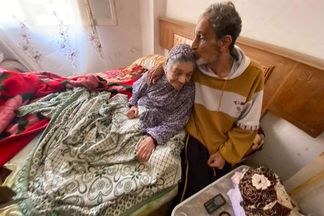 &laquo;محمد&raquo; 70 عامًا ترك أسرته ووهب حياته لخدمة شقيقته القعيدة ببورسعيد