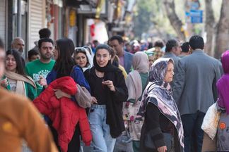 نساء بلا غطاء رأس يتحرّكن بثقة في قلب طهران