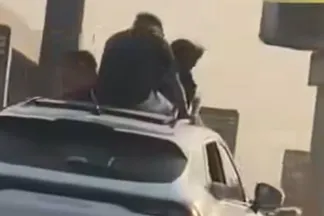 أشخاص تقف فوق سيارة