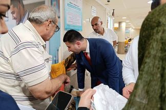 الدكتور محمد جبريل يستمع لشكاوي المنتفعين بالمجمع الطبي 