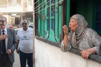" ده أنت عسل وسكر".. مسنة تبعث قبلاتها لمحافظ بورسعيد خلال جولة تفقدية، والأخير يرد: "التطوير ده علشانكم"