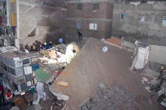 حانب من انهيار العقار بالإسكندرية