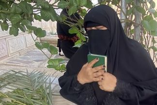 &laquo;النيابة لما فتحت شنطتك لقت مصحفك&raquo;.. أم &laquo;آدم&raquo; تصرخ أمام قبره في أول جمعة: &laquo;اربط على