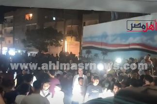 جانب من انتظار الأهالي لوصول &laquo;ميار عثمان&raquo;
