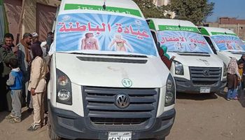 توقيع الكشف الطبي على 1934 حالة خلال قافلة طبية بمركز العدوة بالمنيا