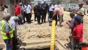 محافظ السويس يتابع أعمال إصلاح الصرف الصحي بالجناين