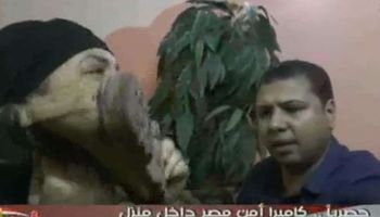 أم مصرية "تلعق" حذاء ابنها القتيل على الهواء