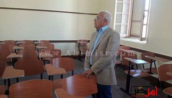 محافظ بورسعيد يتفقد فصول الثانوية العامة بعد تطويرها
