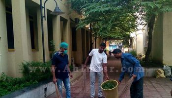 حملة نظافة لاساتذة بجامعة هندية