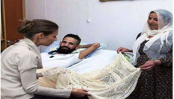 زوجة بشار الأسد تتطمئن على الجرحى 