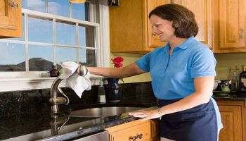  تنظيف المطبخ عند المرأة