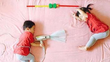 أم يابانية تبتكر في تصوير طفليها أثناء النوم