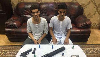 القبض على شقيقين بحوزتهم 3 أسلحة