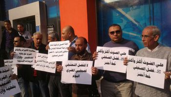 وقفة احتجاجية للعاملين بالمصري اليوم