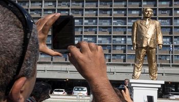 فنان يصنع تمثالا مذهبا لنتنياهو